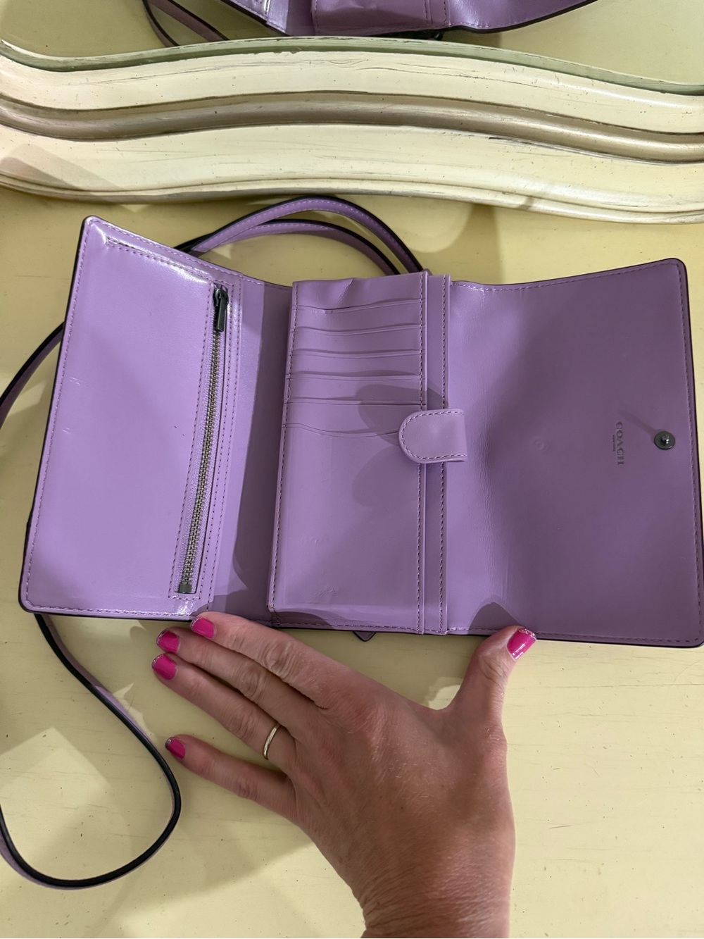 π COACH LAVENDER CROSSBODY WALLET - Picture 4 of 8